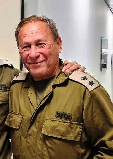 סיפורו של סא"ל במילואים שי יצחק סבא לחמישה נכדים ושלושה נינים, בגיל 77 הוא מתייצב למילואים בחיל הטנ"א עם אנרגיות של בן 18